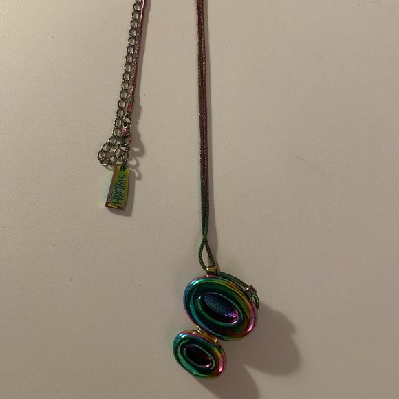 Iridescent pendent with matching chain - Picture 2 of 2